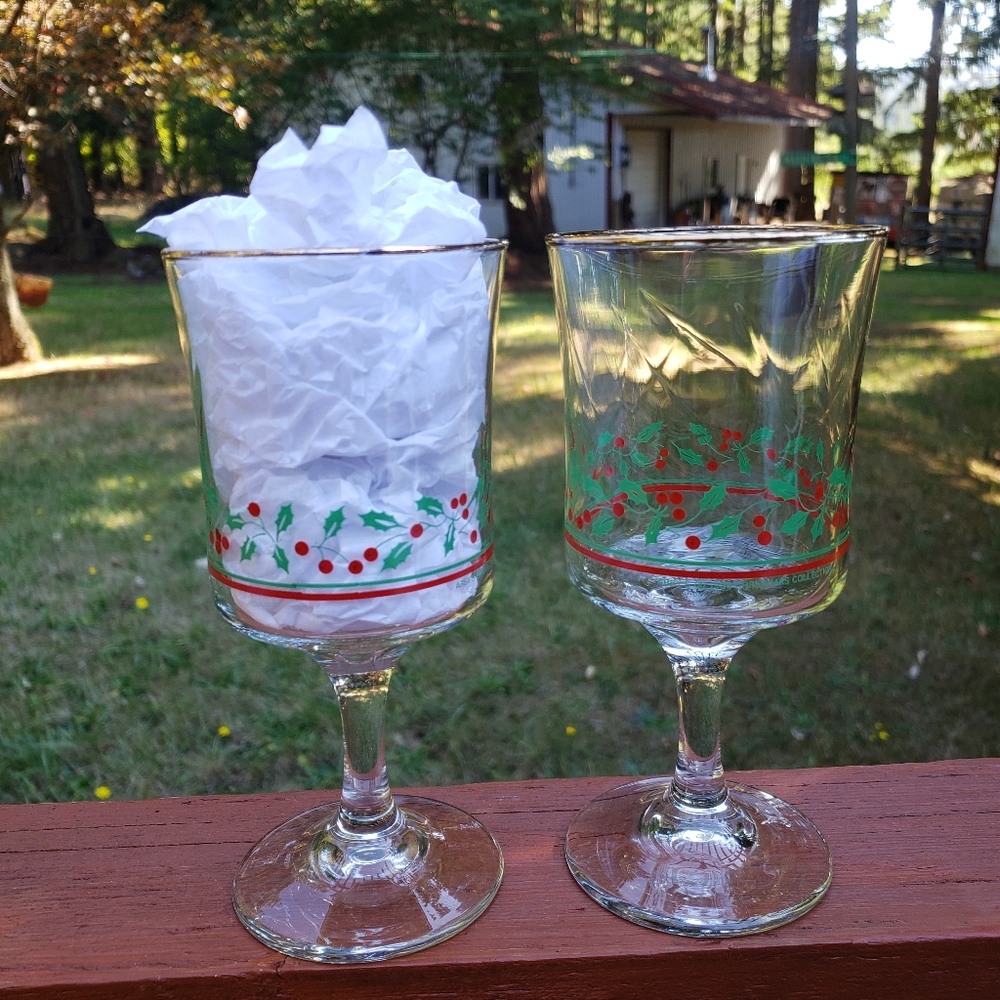 (2) Vintage 1986 Arby's Christmas Collection Goblet/Wine Glass (Holly Berry)